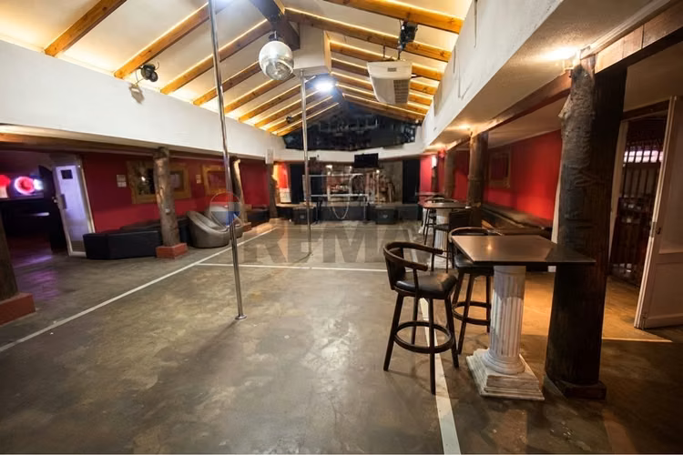 Pub restaurante con patente de alcoholes