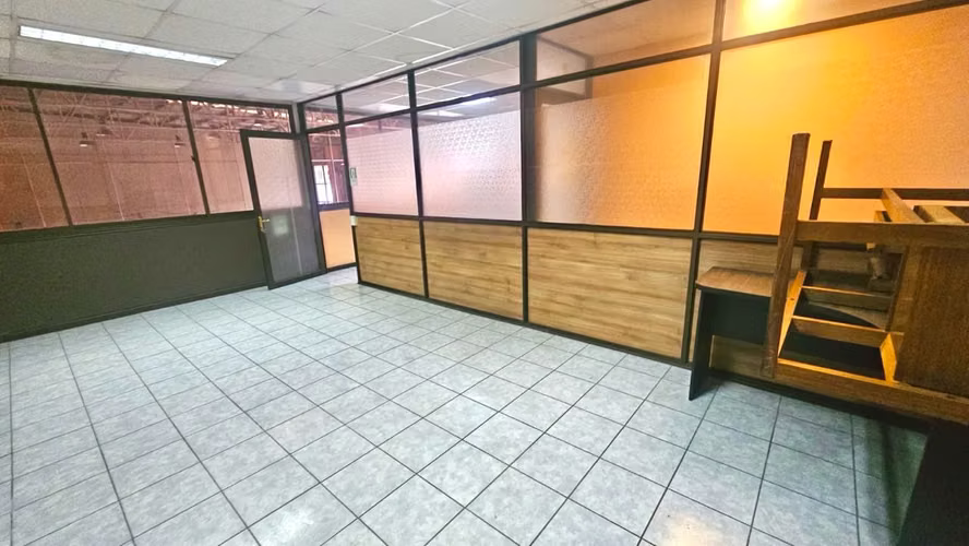 OFICINAS EN PLENO CENTRO A UNA CUADRA  DE PLAZA DE VALDIVIA