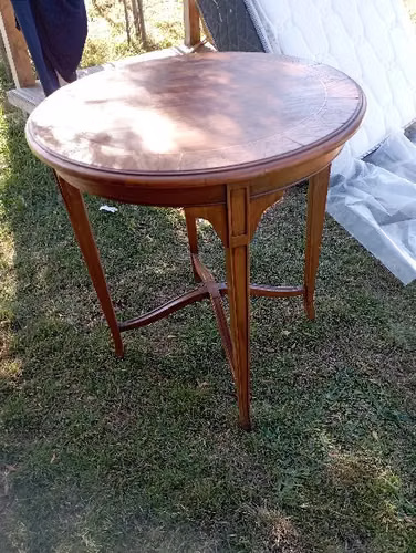 Mesa ovalada elegante y muy antigua – 80.000
