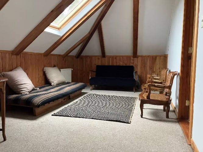 Futón de madera con cojines, manta y colcha – excelente estado $100000