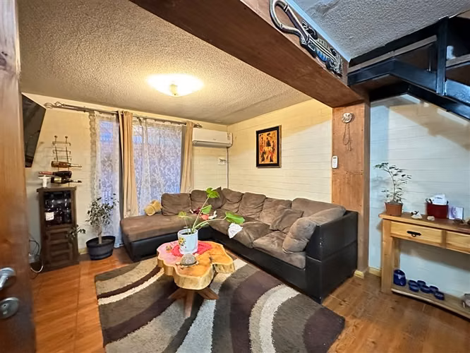 Vende casa en Quilicura- Psje Leo 2 D - 1 baño - 2 est - bog