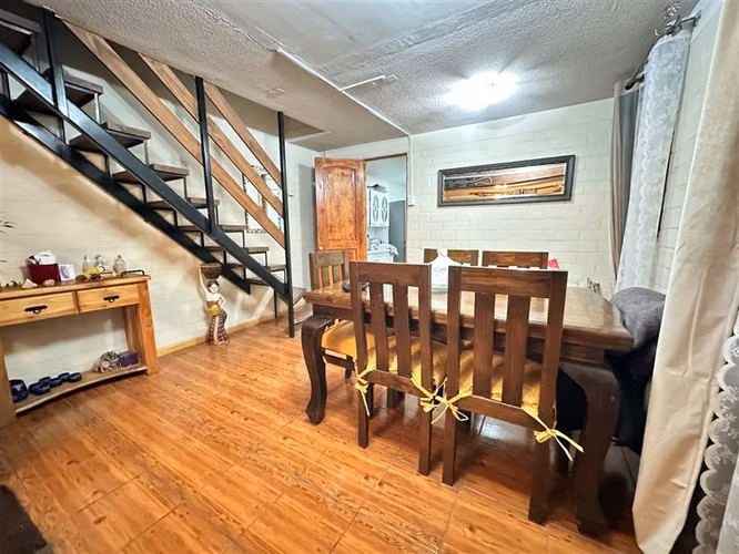 Vende casa en Quilicura- Psje Leo 2 D - 1 baño - 2 est - bog