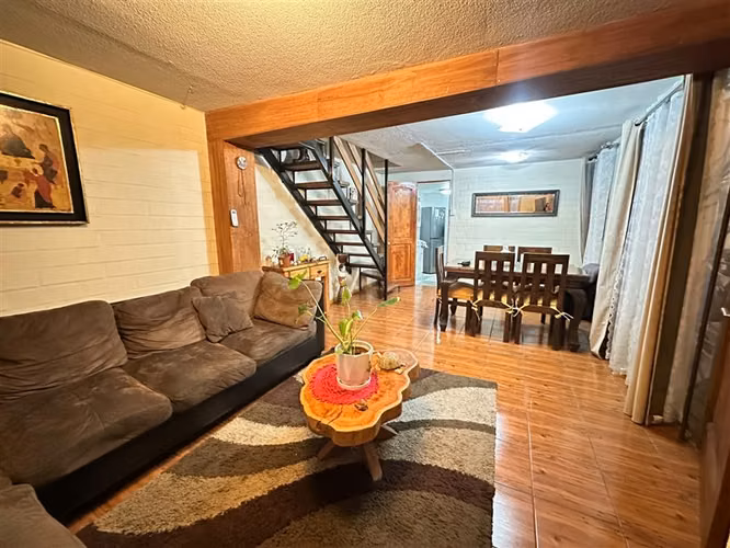 Vende casa en Quilicura- Psje Leo 2 D - 1 baño - 2 est - bog