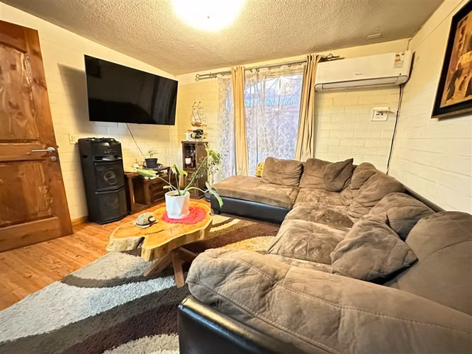 Vende casa en Quilicura- Psje Leo 2 D - 1 baño - 2 est - bog