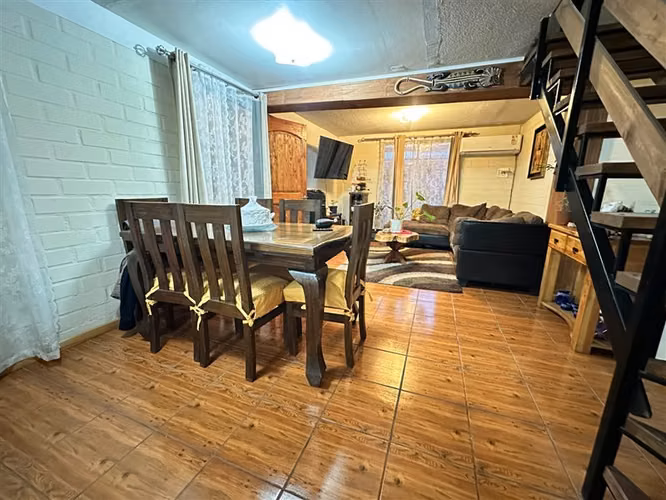 Vende casa en Quilicura- Psje Leo 2 D - 1 baño - 2 est - bog