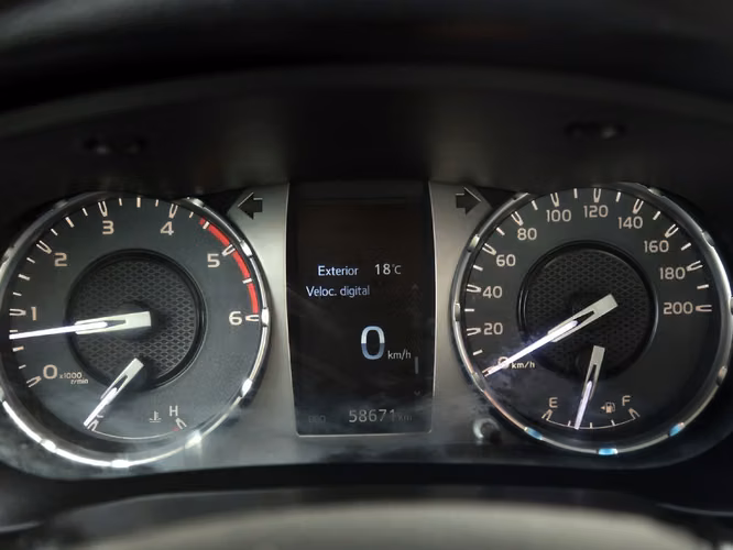 TOYOTA HILUX 2023 - Imagen 18