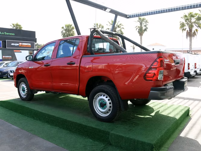 TOYOTA HILUX 2023 - Imagen 8