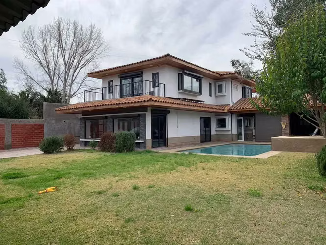 Acogedora Casa Familiar con Amplio Jardín (184643)