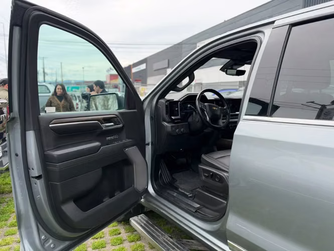 Chevrolet Silverado 3.0 HIGH COUNTRY 4X4 AT 4P	 2024 - Imagen 9
