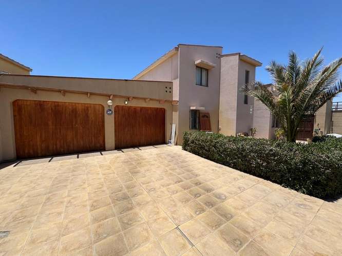 AMPLIA Y LUMINOSA CASA EN VILLA LOMAS HUASI, CALAMA