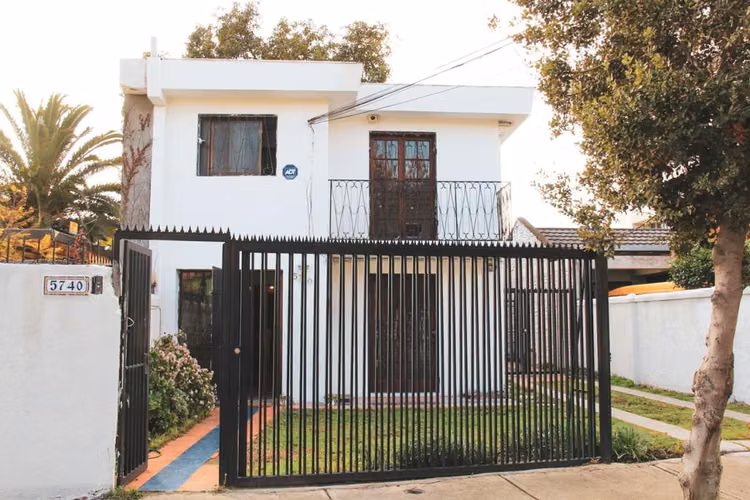 ¡Oportunidad en La Reina ! Casa de 4D, 3B, con 200 mt de terreno a pasos de metro de Simon Bolibar