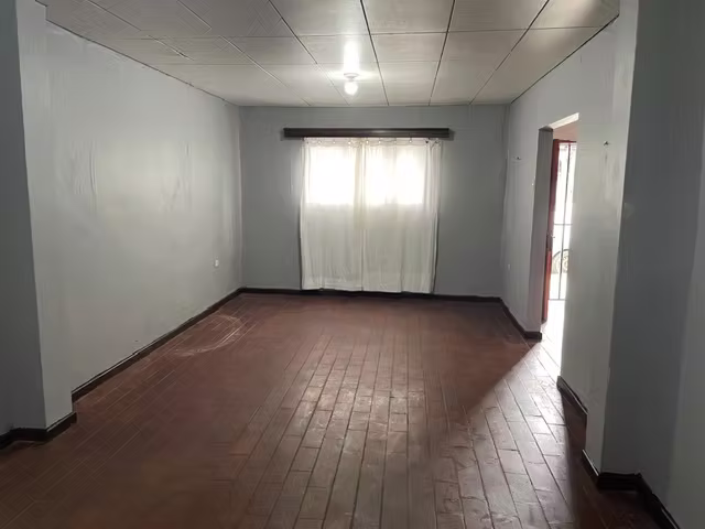Vende casa sector comercial, oficina; a 50 m calle