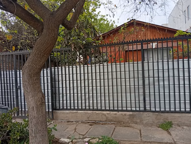 Linda y acogedora casa con amplio terreno en Estación Central