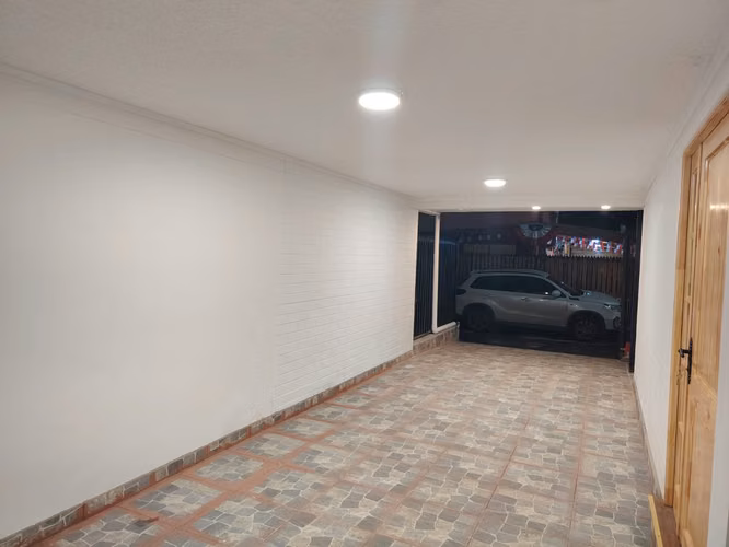 CASA TOTALMENTE REMODELADA 3 DORMITORIOS, 3 BAÑOS. - Imagen 12