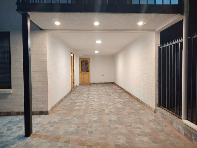 CASA TOTALMENTE REMODELADA 3 DORMITORIOS, 3 BAÑOS. - Imagen 16