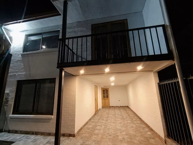 CASA TOTALMENTE REMODELADA 3 DORMITORIOS, 3 BAÑOS. - Imagen 8