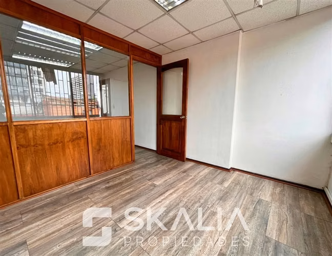 Oficina en arriendo 5 privados 3 baños Ongolmo con Maipú