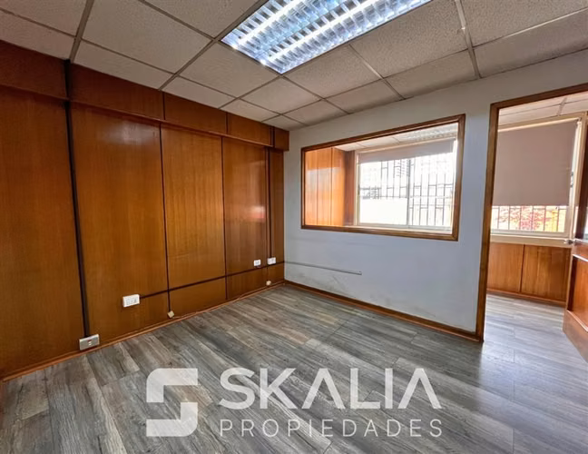 Oficina en arriendo 5 privados 3 baños Ongolmo con Maipú