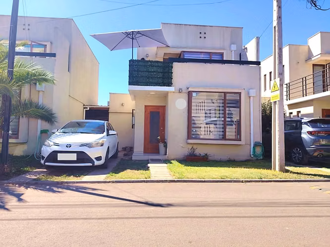 Casa mediterránea en condominio, Peñaflor – 3D 3B, quincho techado, conserjería 24/7