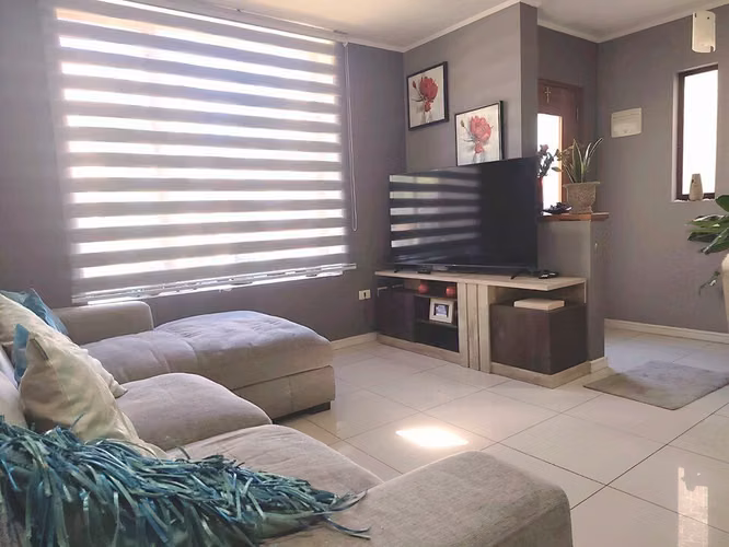 Casa mediterránea en condominio, Peñaflor – 3D 3B, quincho techado, conserjería 24/7
