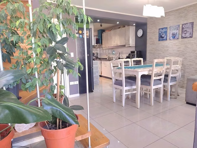 Casa mediterránea en condominio, Peñaflor – 3D 3B, quincho techado, conserjería 24/7