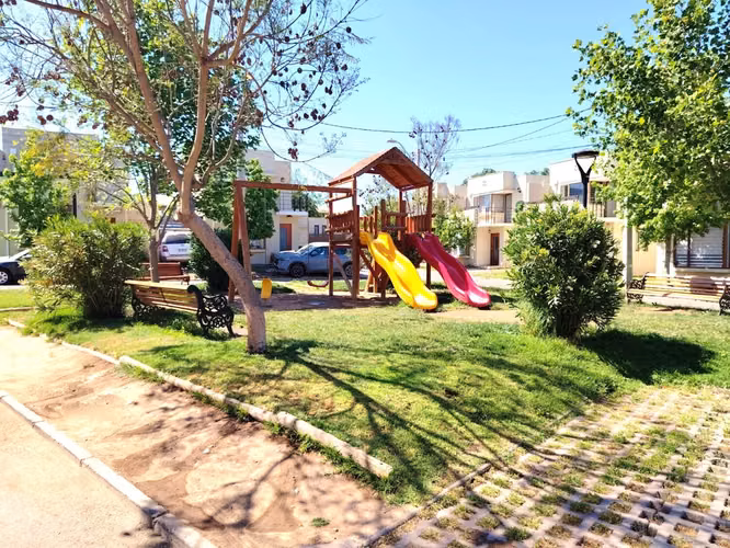 Casa mediterránea en condominio, Peñaflor – 3D 3B, quincho techado, conserjería 24/7