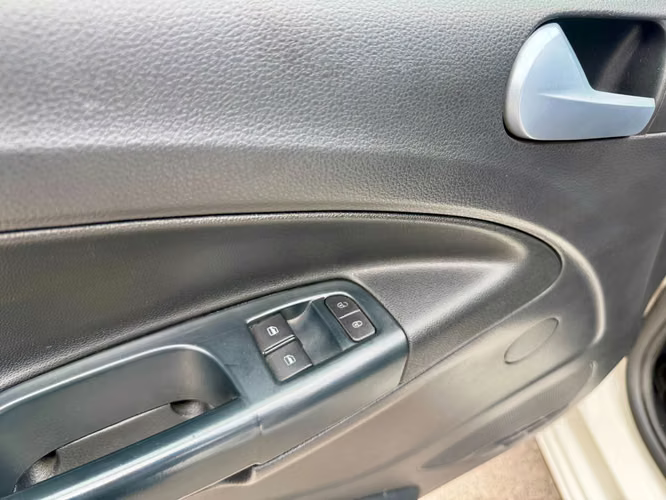 VOLKSWAGEN SAVEIRO COMFORLINE 1.6 MEC FULL CARPLAY AIRBAG ABS 2019 - Imagen 12