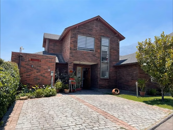 Casa en venta de 4 dorm. en Peñalolén