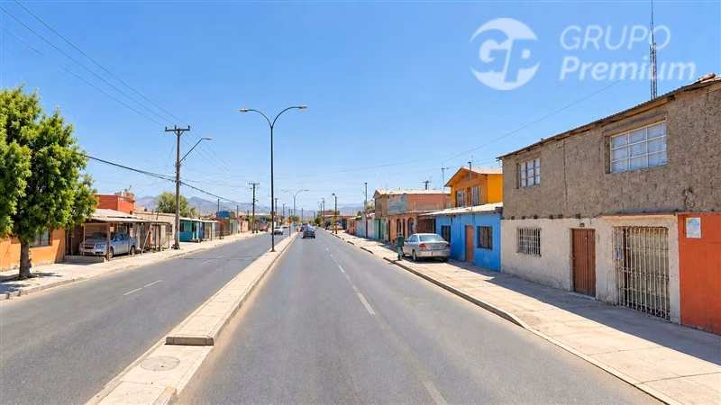 CASA EN VENTA - 2 PISOS- AV. GRECIA, CALAMA - 300 m2 TERRENO