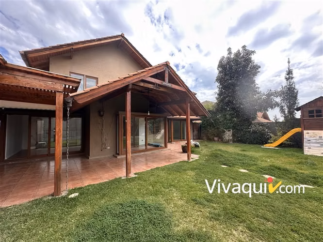 Casa en arriendo de 6 dorm. en Peñalolén