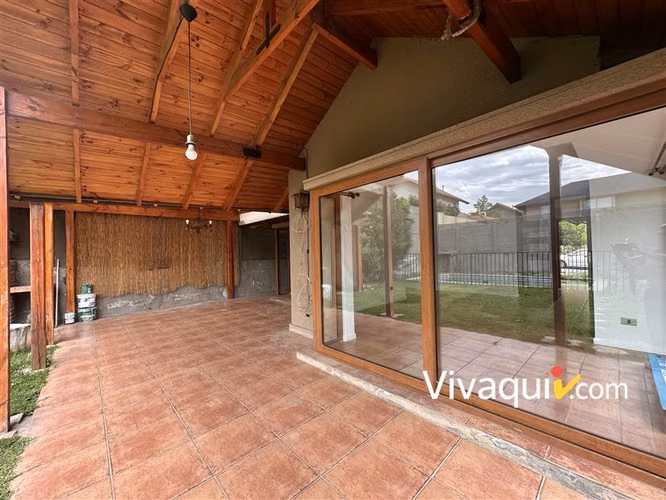 Casa en arriendo de 6 dorm. en Peñalolén