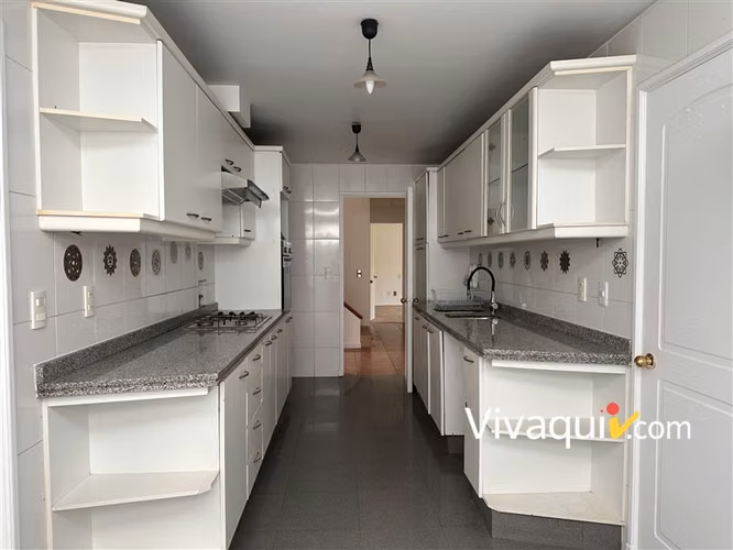 Casa en arriendo de 6 dorm. en Peñalolén