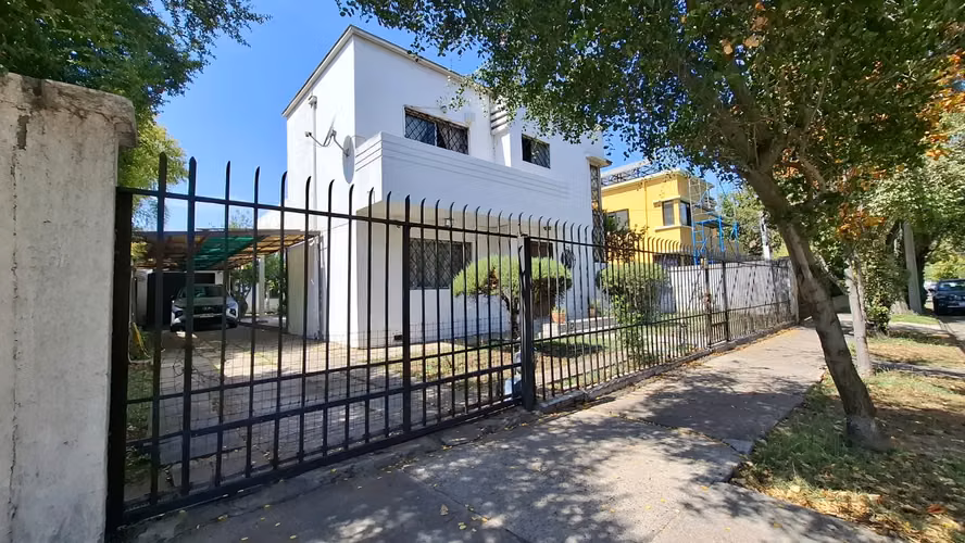 Casa familiar con jardín y árboles en Ñuñoa – Espacios para disfrutar en familia