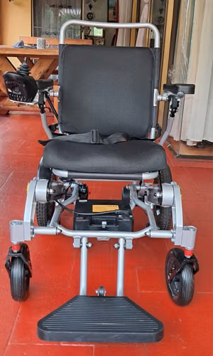 SILLA DE RUEDAS ETECTRICA PLEGABLE MARCA MEDICALTECTEW007D+, MODELO 2023