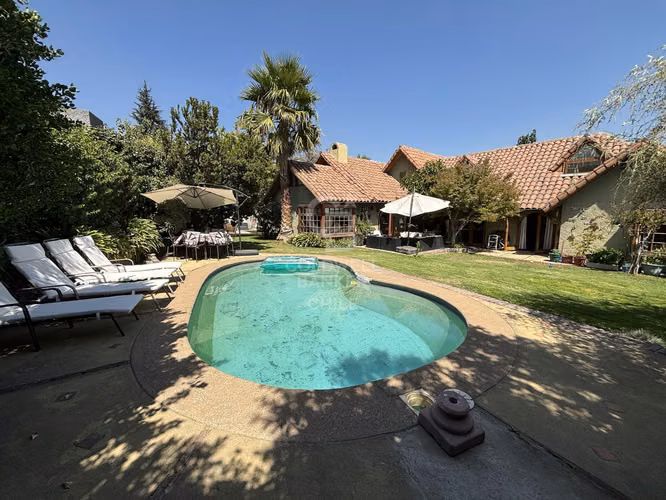 Venta casa cercana a Colegio Redland -  Los Dominicos - Imagen 1