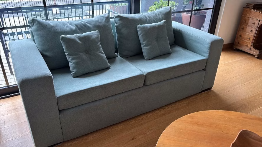 Impecable y cómodo sillón de tres cuerpos