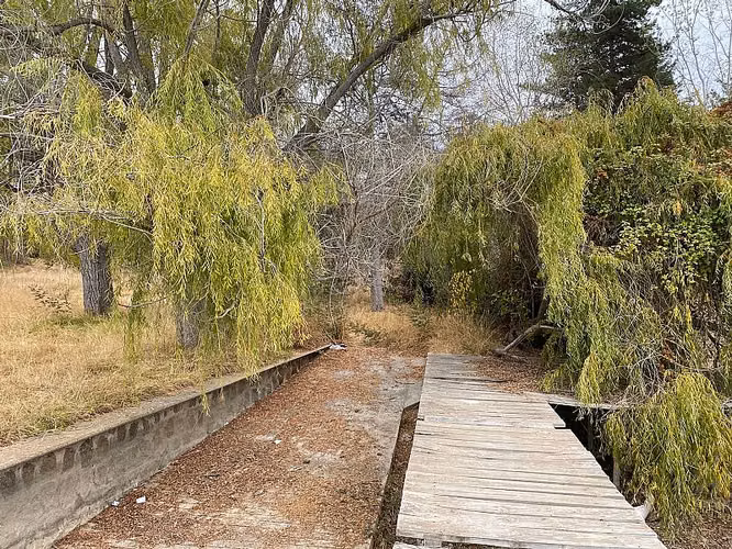 SE VENDE TERRENO con CASA LAGO RAPEL 8400MTRS reconstruir