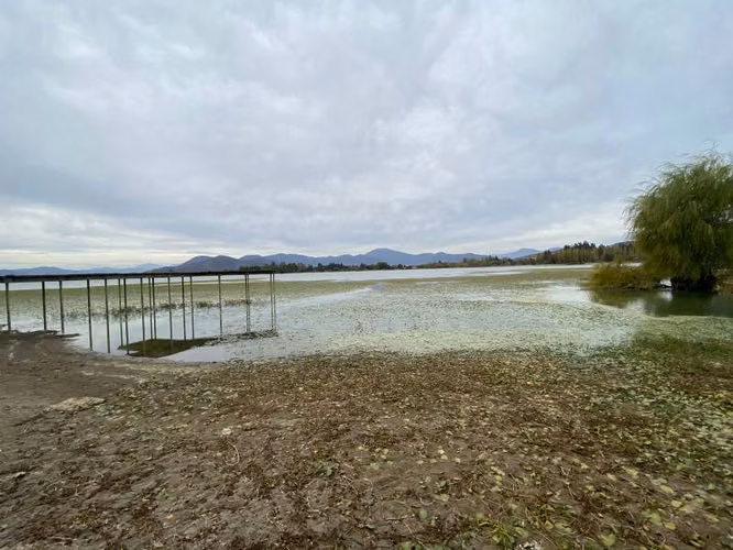 SE VENDE TERRENO con CASA LAGO RAPEL 8400MTRS reconstruir