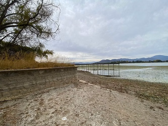 SE VENDE TERRENO con CASA LAGO RAPEL 8400MTRS reconstruir