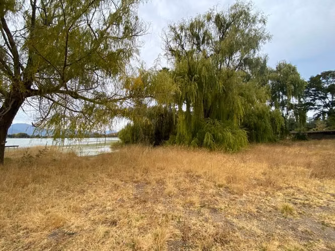 SE VENDE TERRENO con CASA LAGO RAPEL 8400MTRS reconstruir
