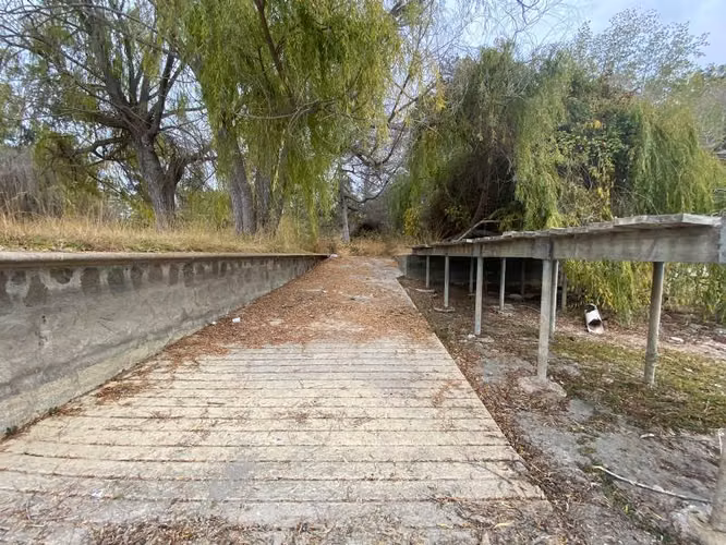SE VENDE TERRENO con CASA LAGO RAPEL 8400MTRS reconstruir