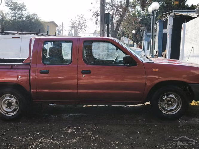 Nissan Terrano 2010 2.4 DX 4x2 doble cabina - Imagen 3