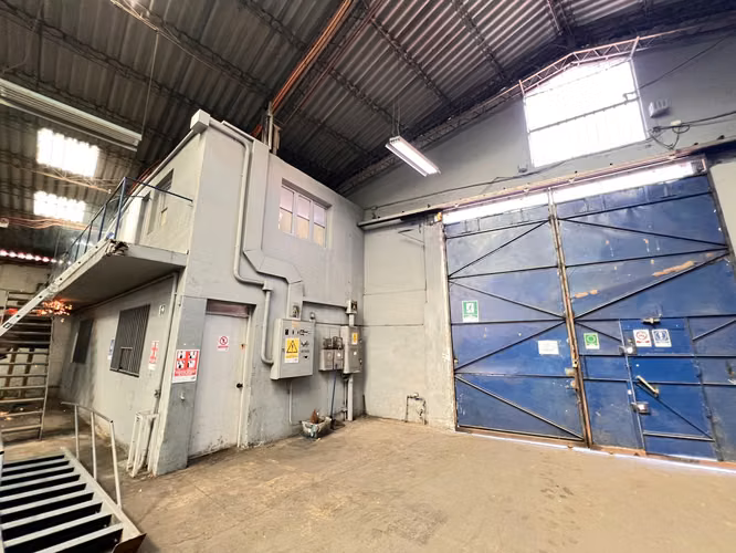 BODEGA CON OFICINA 1800 M2 QUINTA NORMAL - Imagen 6