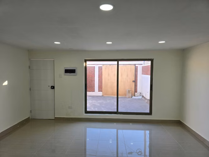 Arriendo Casa Nueva frente a la Uta, a pasos de Edmundo Flores