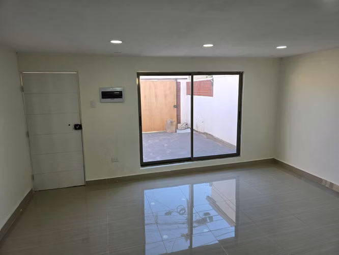 Arriendo Casa Nueva frente a la Uta, a pasos de Edmundo Flores
