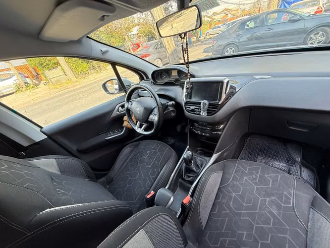Peugeot 2008 allure bluehdi 1.6, año 2018 - Imagen 4