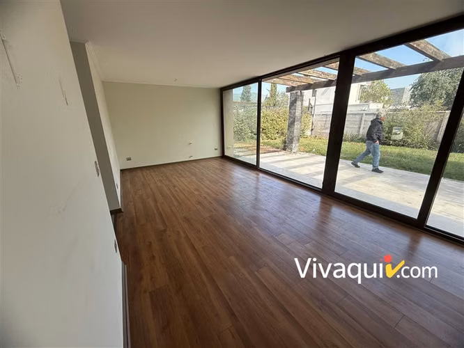 Casa en venta de 3 dorm. en Colina
