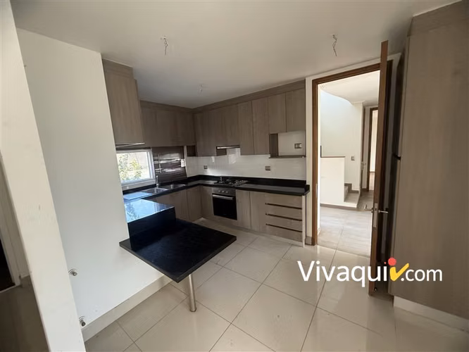 Casa en venta de 3 dorm. en Colina