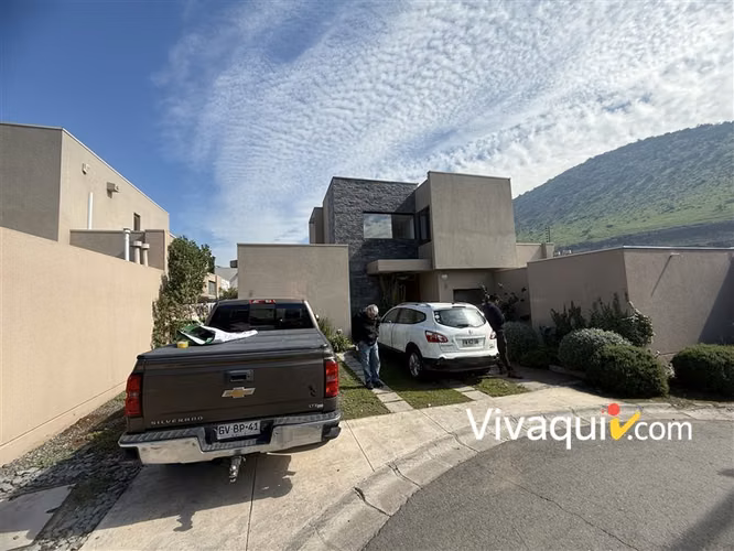 Casa en venta de 3 dorm. en Colina
