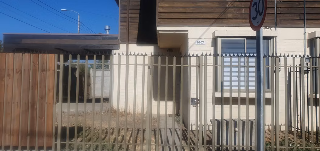 Se Arrienda casa esquina de 2 pisos, 4d, 1b , Frente a nuevo Centro Comercial